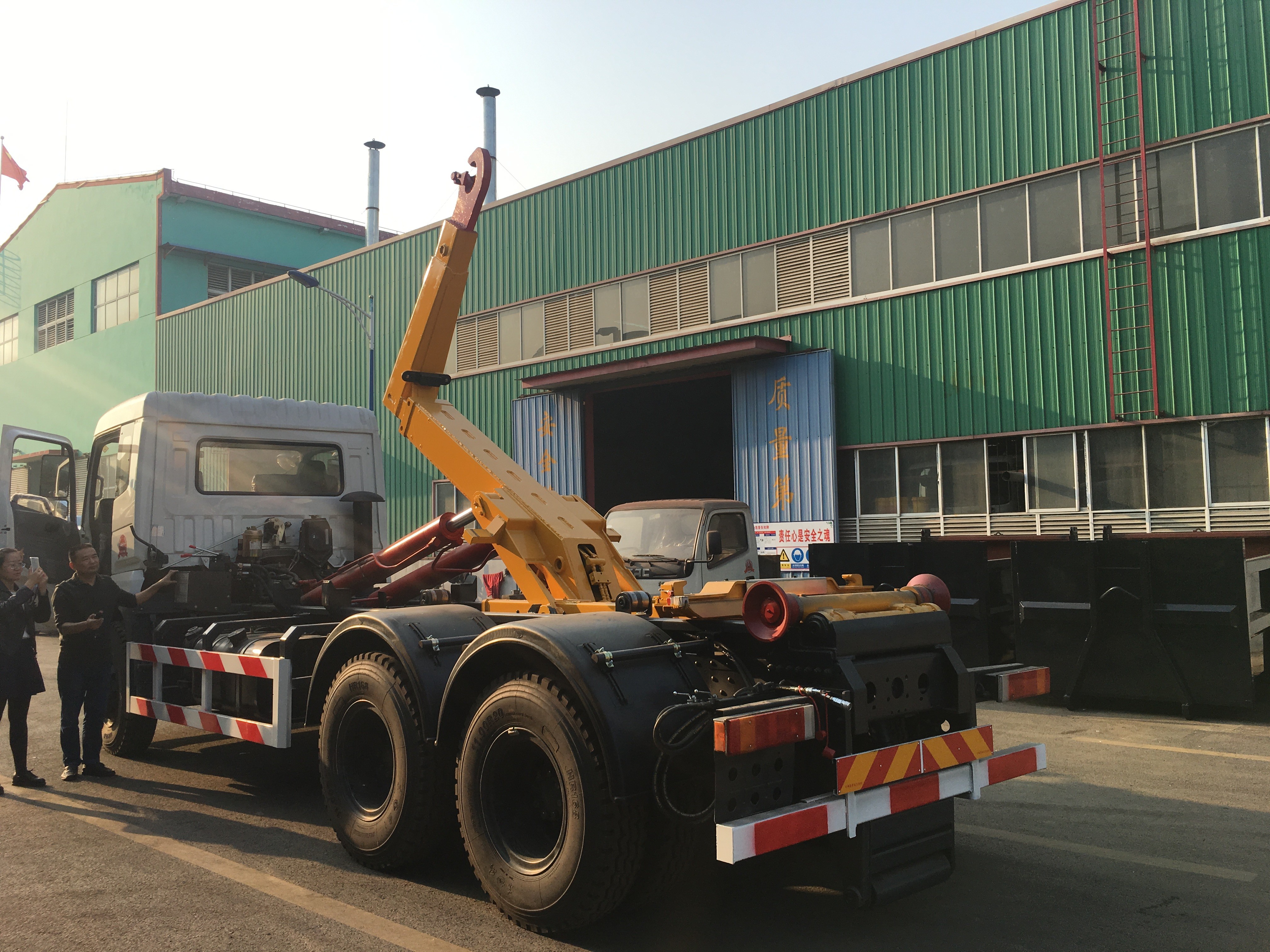 Cheap Best Price Waste Collector Hook Arm Lift Garbage Truck for Sale With Hydraulic System for sale
