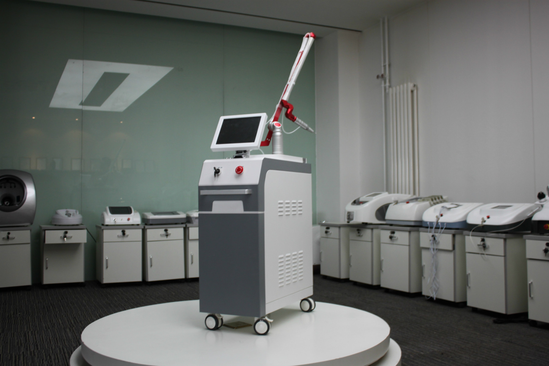 Cheap Pofessional q switch nd yag laser for tattoo removal factory price with Medical CE for sale