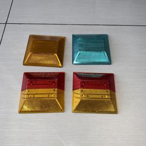 100*100*20mm PMMA Solar Road Stud with LED Yellow Flashing and 160g Weight for