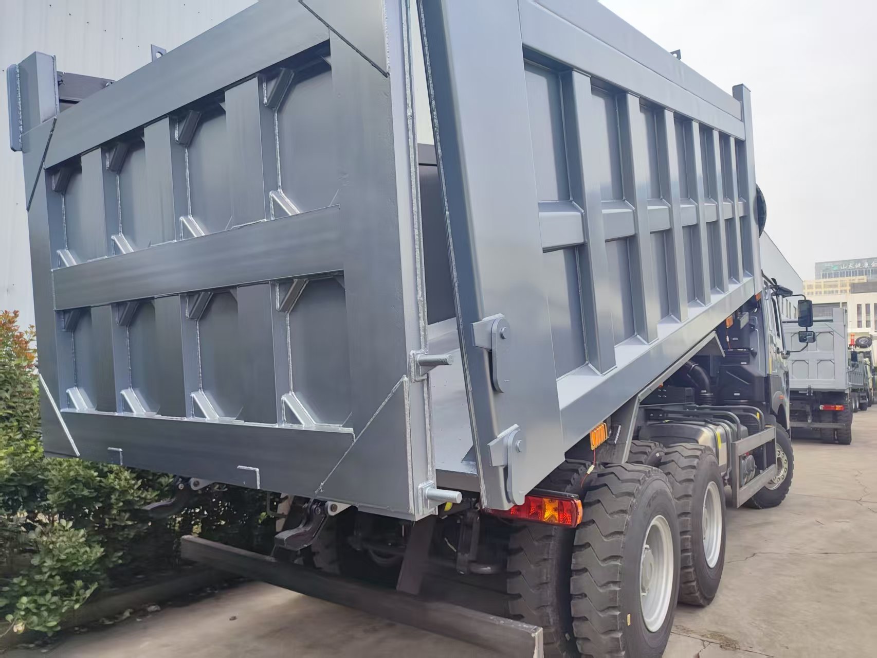 Cheap Heavy-Duty 50-Ton Dump Truck: 6x4 Chassis, 20CBM U-Shaped Box &amp; 371HP Engine for sale