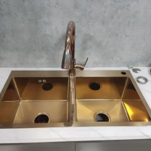 China Handmade Stainless Steel Kitchen Sink with Food Grade 304/316 Stainless Steel 250-300mm Bowl Depth and 1.2-2.0mm Panel Thickness on sale
