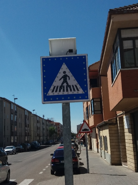 Waterproof Solar Traffic Signs Aluminum Solar Pedestrian Crossing Sign