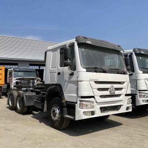 Sinotruk 6x4 Tractor Trucks with Engine Capacity 8L and Left Steering