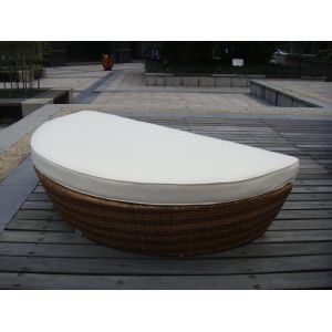 Half Round Outdoor Rattan Daybed With White Cushion And Pillow