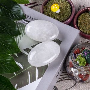 Natural Clear Quartz Palm Stone Unisex Oval Clear Quartz Stone For Reiki Energy