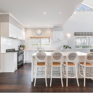 Modular White Prefabricated Kitchen Cabinet Raised Panel Solid Wood