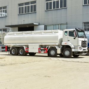 Oil Storage 25 Tons SINOTRUK 8x4 12 Wheels Fuel Tanker Truck Made in with