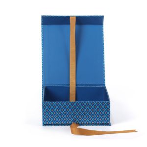 Luxury Custom Apparel Packaging Boxes CMYK Logo Matte Magnetic Closure Gift Box