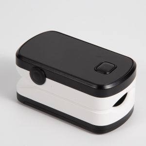 CE Plastic Digital Fingertip Pulse Oximeter Removable Battery Power Supply