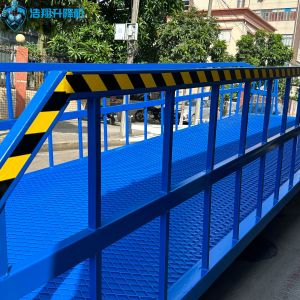 High Guardrail Large Load Capacity Standard Blue Hydraulic Dock Ramp For