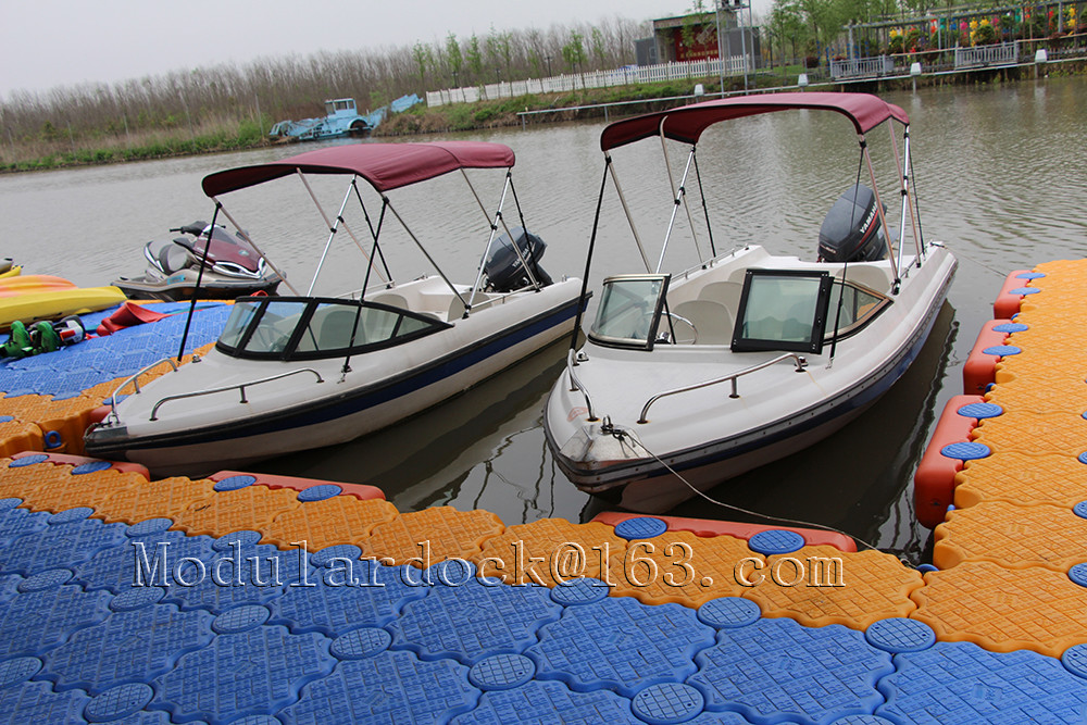 Modular floating pontoon dock system