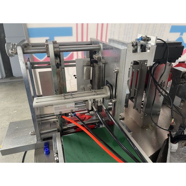 Automatic Single Sheet Wet Tissue Packing Machine 3/4 Side Sealing Sachet Packaging Machine for Hotel