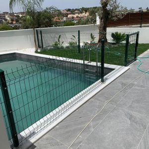 China Colorful 3D Home Decorative Black Curvy Welded Wire Mesh Garden Fence