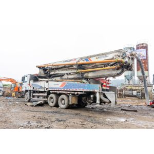 2017 Construction Machine Zoomlion 47m Concrete Pump Truck with Cylinder Type