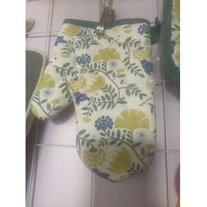 China Heat Resistant Protect Hand Printed Polyester Oven Mitt Pot Holder Set on sale