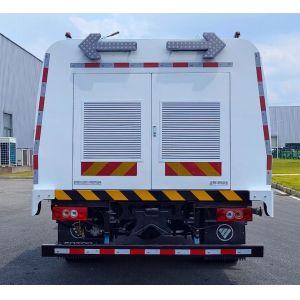 Green Energy Guardrail Cleaning Truck High Precision With Satellite Positioning