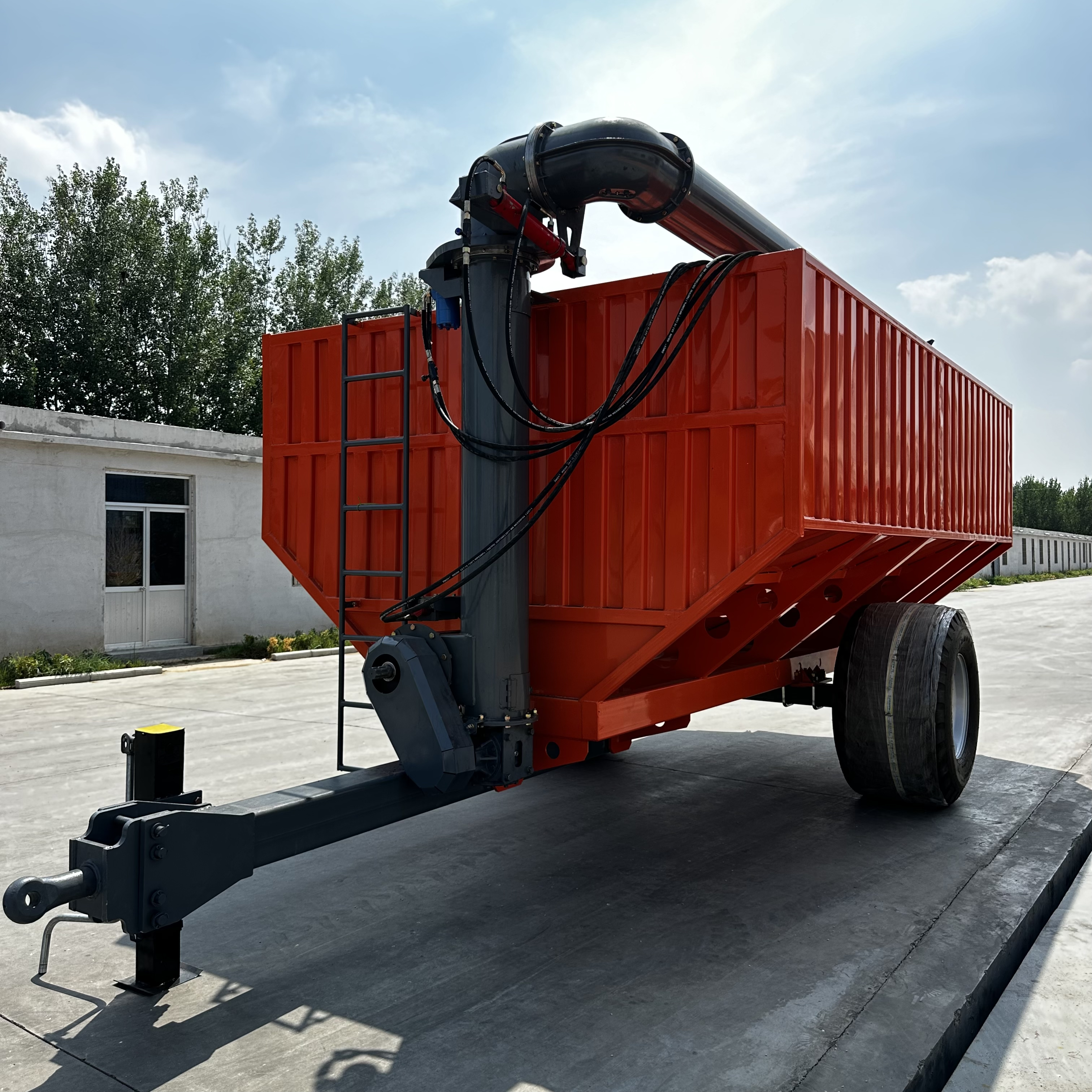 Tractor Towed Grain and Fertilizer Cart with 20 Cubes Volume 24T Loading Capacity and ≥180hp Supporting Power
