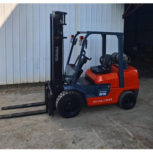 Used Toyota 25 Forklift 2.5 Tons 4 Meters Lifting Machine Dual Use Gas Lpg