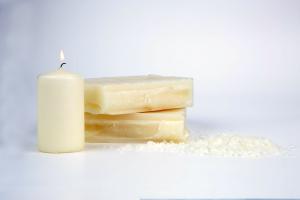 China Raw Yellow Beeswax Candle Wax Material With Cosmetic / Pharmaceutical Grade on sale
