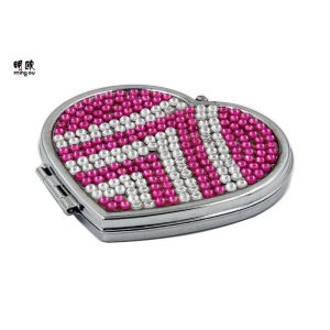 Unique Crystal Compact Mirror , Girl Using Heart Shaped Compact Mirror Favors