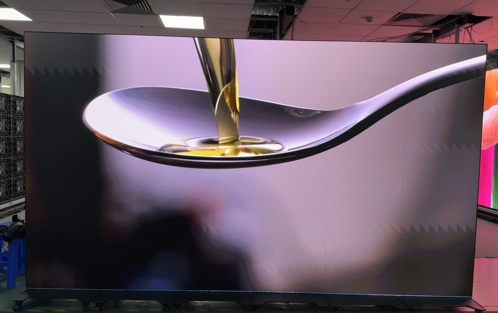 COB LED Poster Display with Flip Chip on Board Technology, 16-bit Processing,