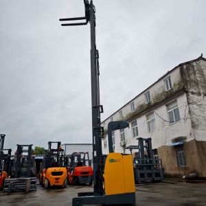 China Intelligent Warehouse Komatsu Forklift Delivery AGV AMR Parallel Connection Mobile Transfer Robot 1.5T Electric Forklift Robot on sale