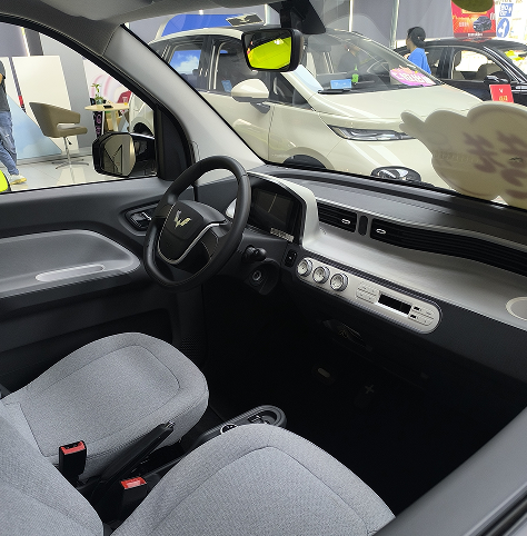 Left Steering Wuling Mini Electric Car with Max Speed of 100 Km/h and 4 Seats 120km