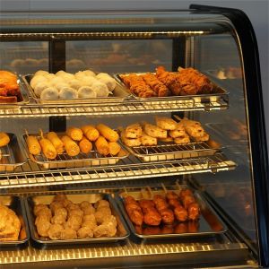 Adjustable Chrome Plated 160L Curved Glass Cake Display Freestanding