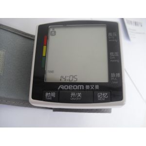 4 - 37.3 kpa Wrist Digital Portable Blood Pressure Monitors with voice function