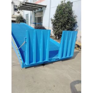 Adjustable Loading Dock Ramp Mobile Loading Ramp With Manual Hydraulic Pump