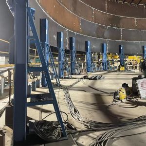 Intelligent tank lifting jack based on screw drive