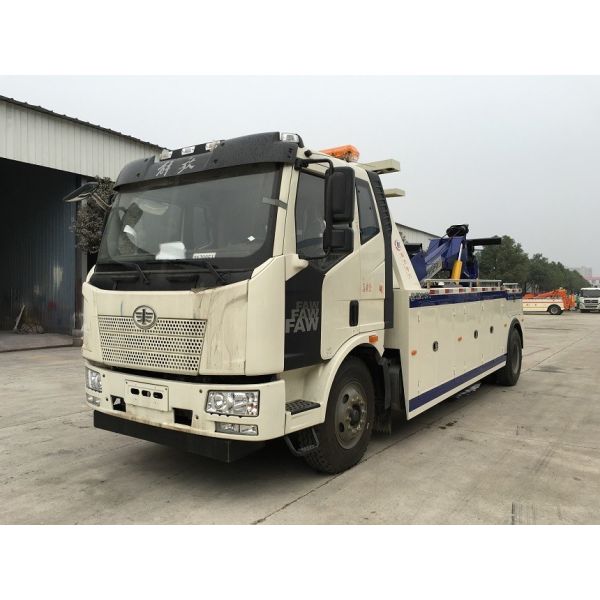 Quality Medium Duty Intergrated Emergency Tow Truck , 8 Tons Custom Wrecker Trucks With Crane wholesale