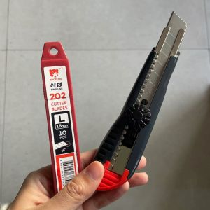 18mm Blade Width Utility Knife Made Of ABS Alloy SK2 Blade For Precise Cutting