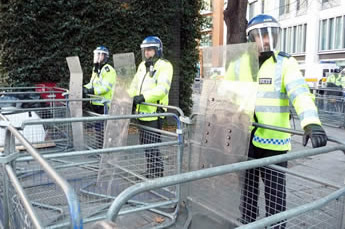 Interlocking pedestrian and crowd control barriers