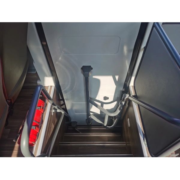 Used Luxury Buses 50 Seats Champagne Color Middle Passenger Door Water Dispenser Second Hand Youngtong ZK6117