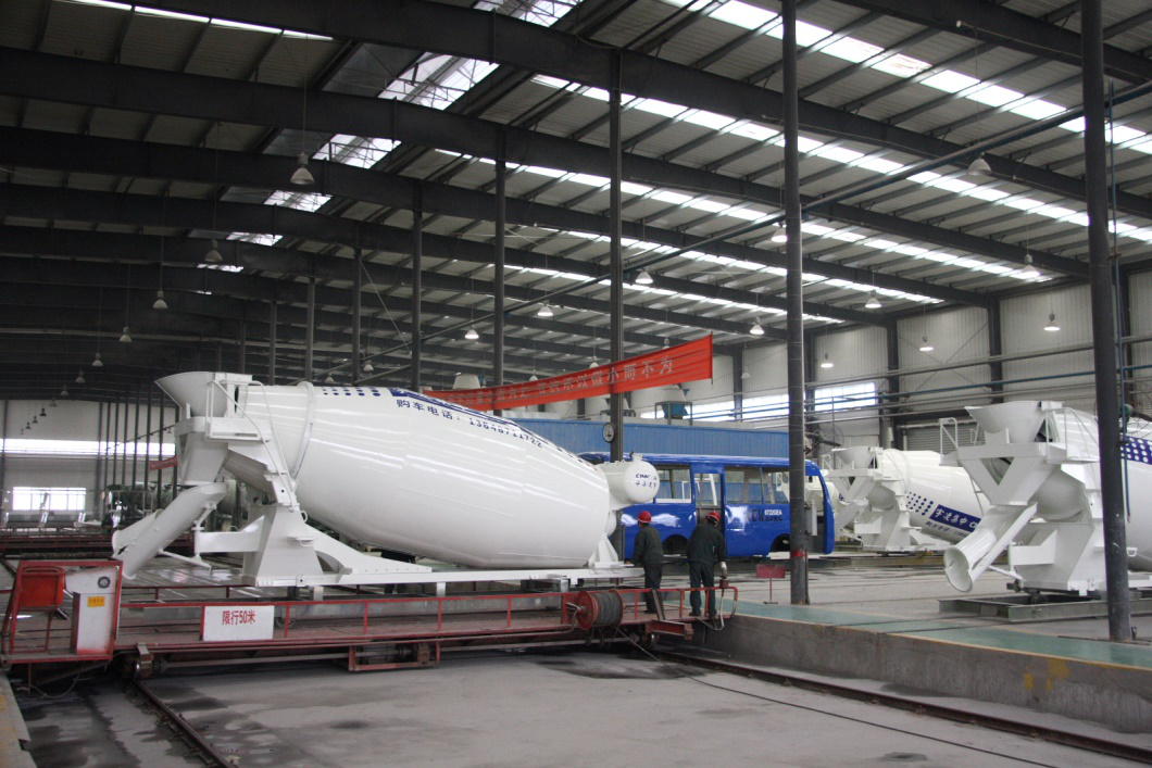 High Performance 4-6M3 Mixer Tank Truck 4x2 6 Wheels Of Sinotruk Howo