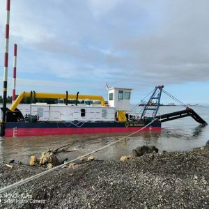 Cheap 1000 Cbm Per Hour Output Sand Suction Dredger With Water Pump For River Sand Mining for sale