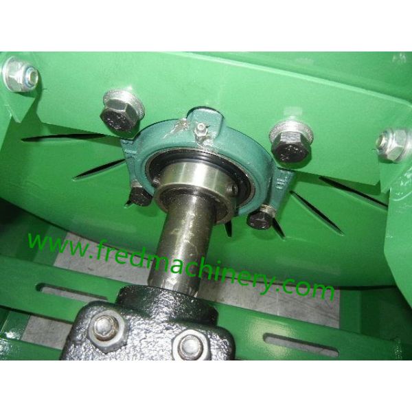 BX72R Hydraulic Feed Wood Chipper 90° Cutting Angle With Double Edges Blades