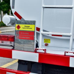 Manual Transmission Dongfeng Small 6000L Diesel Gasoline Fuel Tanker Truck