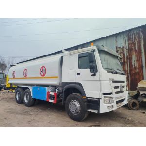Sinotruk HOWO 6*4 Oil Tanker Truck with Manual Transmission and GCC Certificatio