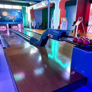 Indoor Duck Pin Bowling Alley Complete Set with 2000 kg Capacity and 1 Year