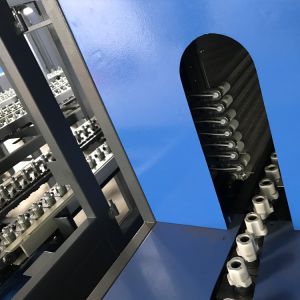 PET Plastic Bottles BLOWING Machine with 1.8X0.7X1.85M Size and 1000 KG Weight