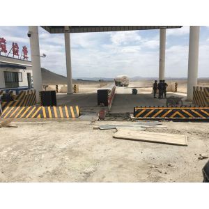 380V 3 phase Automatic Car Park Blocker Hydraulic Road Barrier For Checkpoint