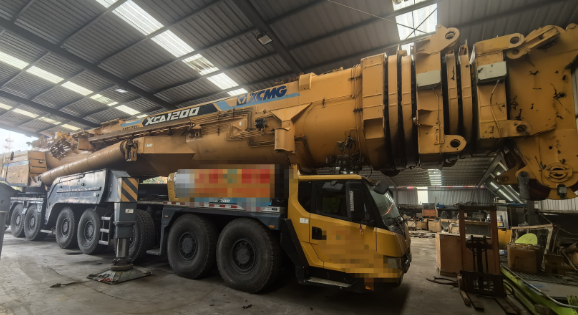 2018model XCA1200-1 all terrain crane Engine: Benz OM502LA+Benz OM460LA Transmission: ZF Axle Brand: German KESSLER Total Counterweight: 170 Tons Main
