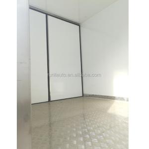 Dongfeng 4X2 5000 Kg Refrigerated Box Truck , Reefer Delivery Truck 99km/h Max