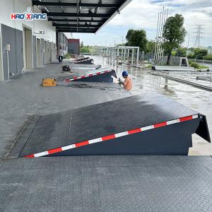 Blue Adjustable Height Loading Dock 10T Shipping Dock Plate