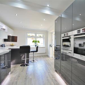 Modular Kitchen Cabinets High End Solid Wood Luxury Glossy for Countertop Edging