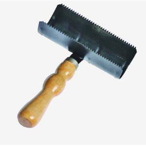 Arched Metal Horse Grooming Curry Comb 19*12.7 cm With Wooden Handle