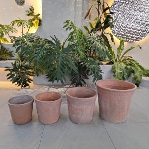 Durable Fiber Clay Planter With Hand Carved Finish Round Texture Surface