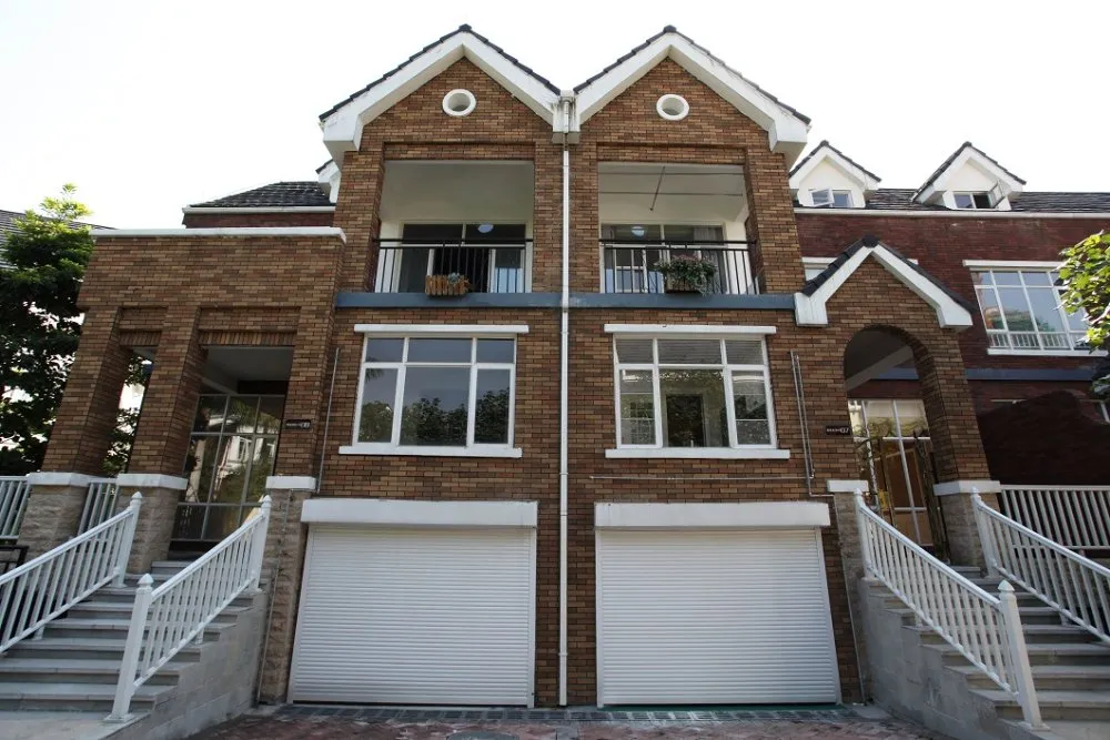 Residential Aluminum Roller Garage Door in Woodgrain Color to Beauty Your House